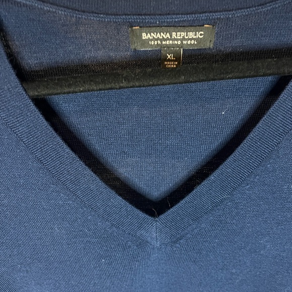 Banana Republic Deep Blue V-Neck Top 100% Merino Wool - Picture 2 of 3